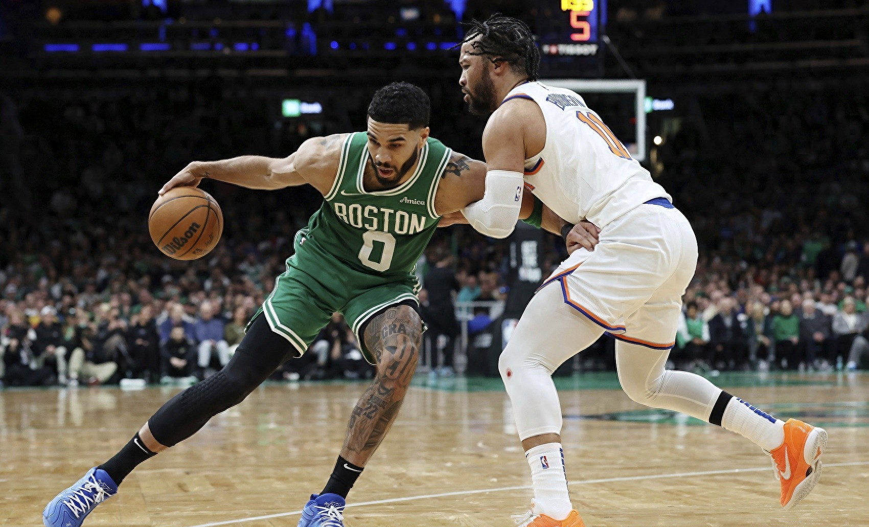 爱游戏官方-公牛鏖战尼克斯，欧文扛起全队