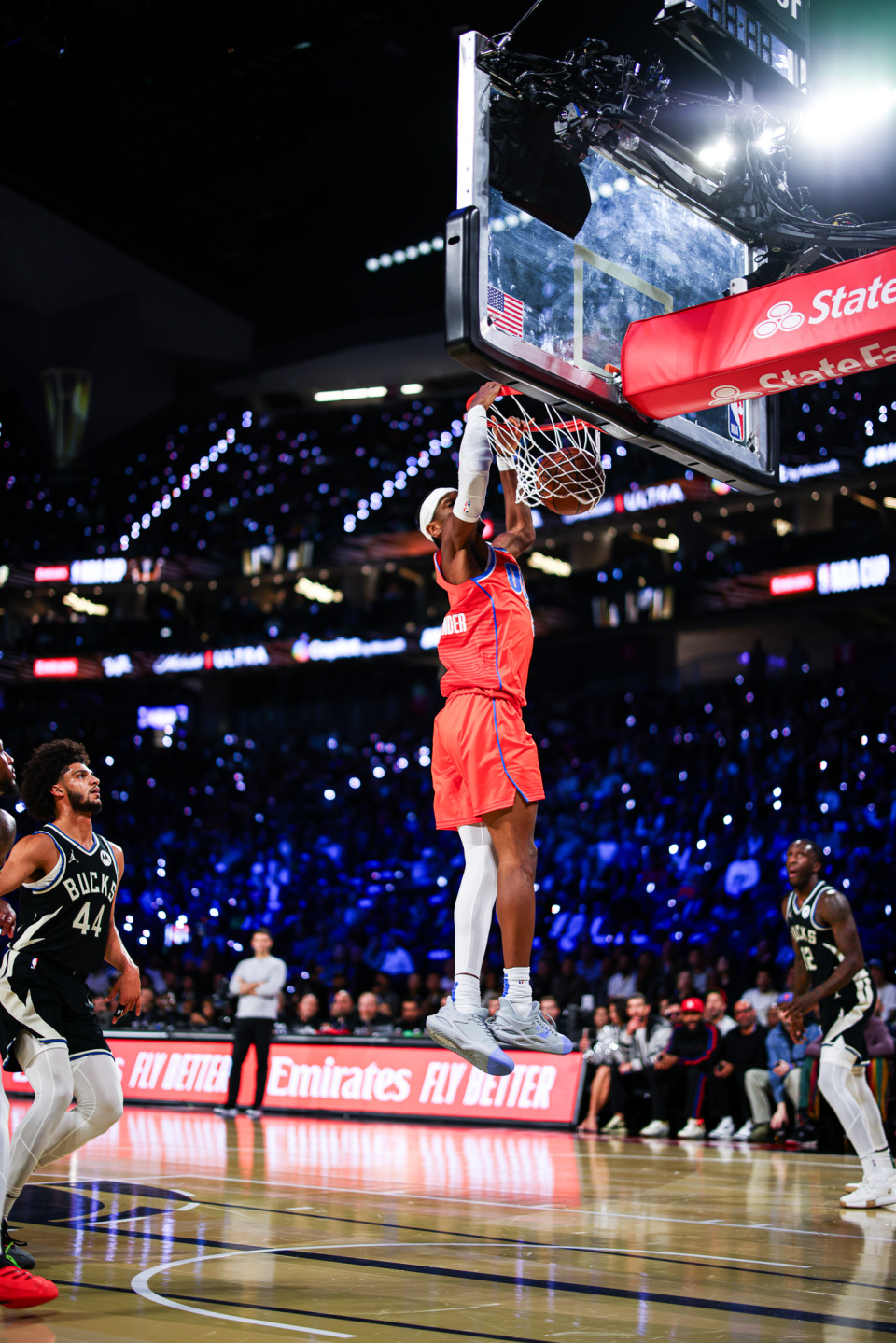 雄鹿险胜辽宁队，库里状态火热