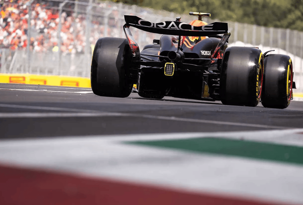 迈凯伦完胜梅赛德斯，佩雷兹点燃赛场