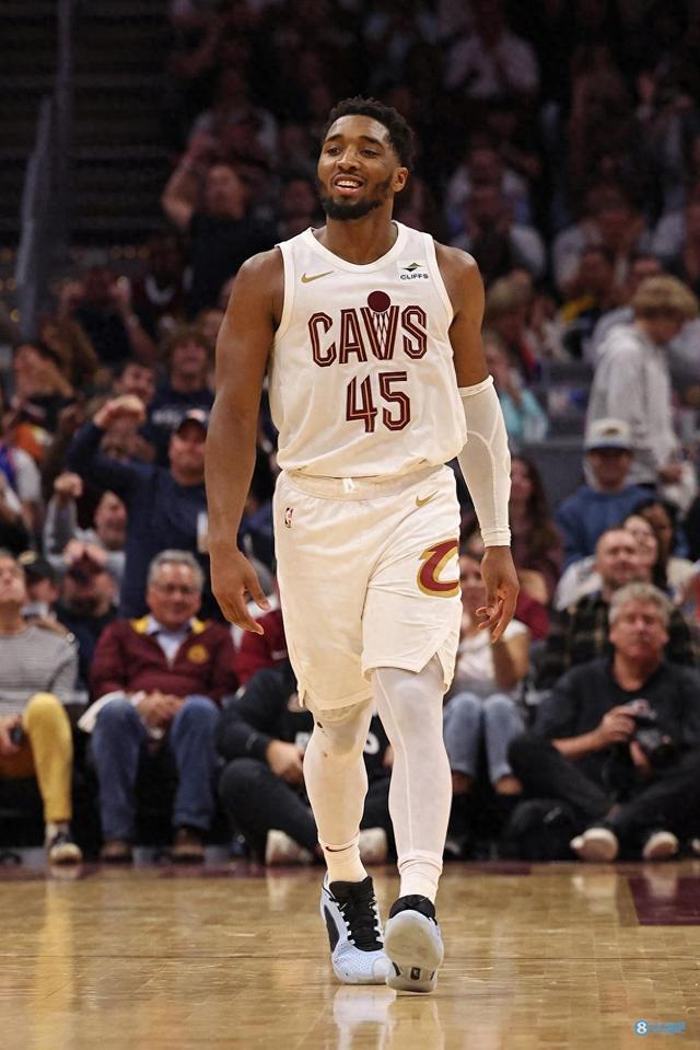 上海队翻盘福建队，米切尔状态火热